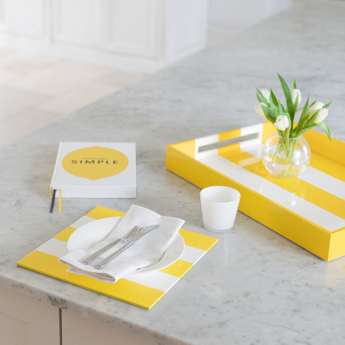 Gelb-weiß lackierte Tischsets – 4er-Set