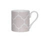 Tasse aus feinem Porzellan mit Cappuccino-Blumen